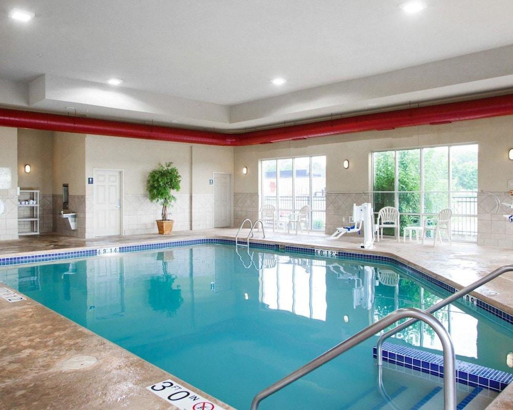 Holiday Inn Express & Suites Milwaukee Nw - Park Place By Ihg Zewnętrze zdjęcie