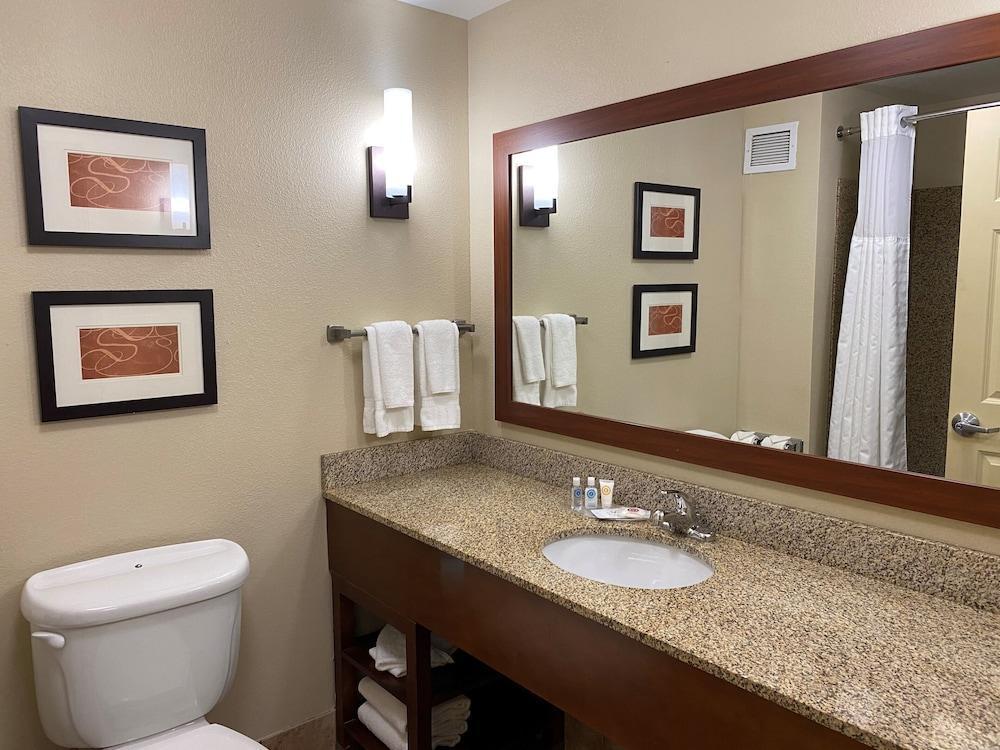 Holiday Inn Express & Suites Milwaukee Nw - Park Place By Ihg Zewnętrze zdjęcie
