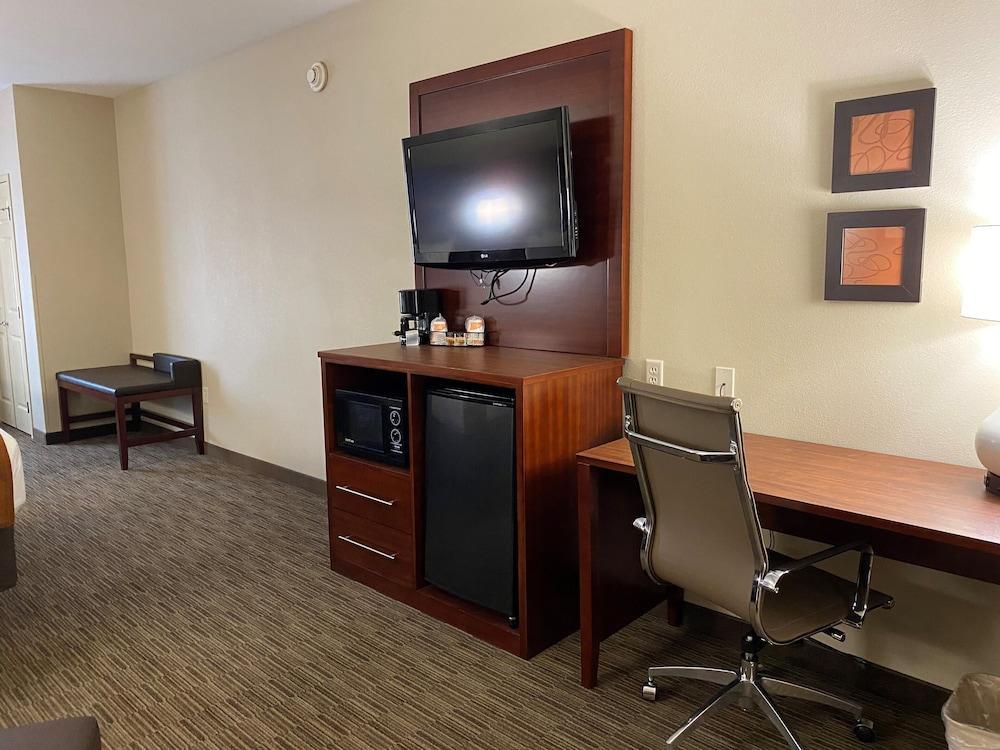 Holiday Inn Express & Suites Milwaukee Nw - Park Place By Ihg Zewnętrze zdjęcie