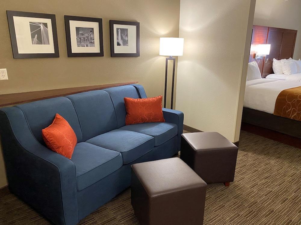 Holiday Inn Express & Suites Milwaukee Nw - Park Place By Ihg Zewnętrze zdjęcie