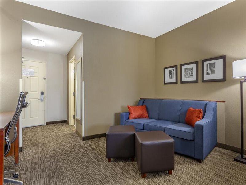 Holiday Inn Express & Suites Milwaukee Nw - Park Place By Ihg Zewnętrze zdjęcie