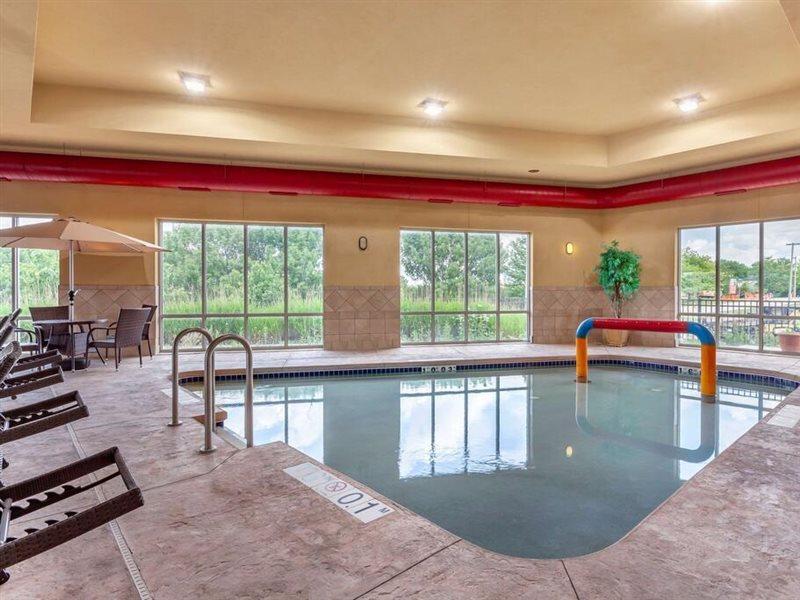 Holiday Inn Express & Suites Milwaukee Nw - Park Place By Ihg Zewnętrze zdjęcie