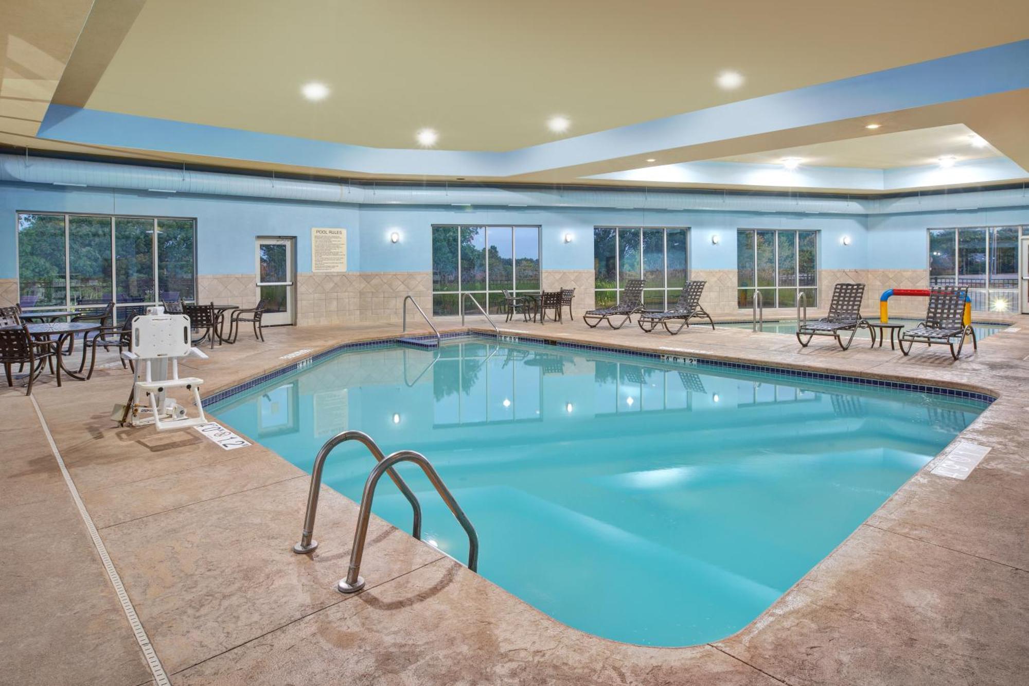 Holiday Inn Express & Suites Milwaukee Nw - Park Place By Ihg Zewnętrze zdjęcie