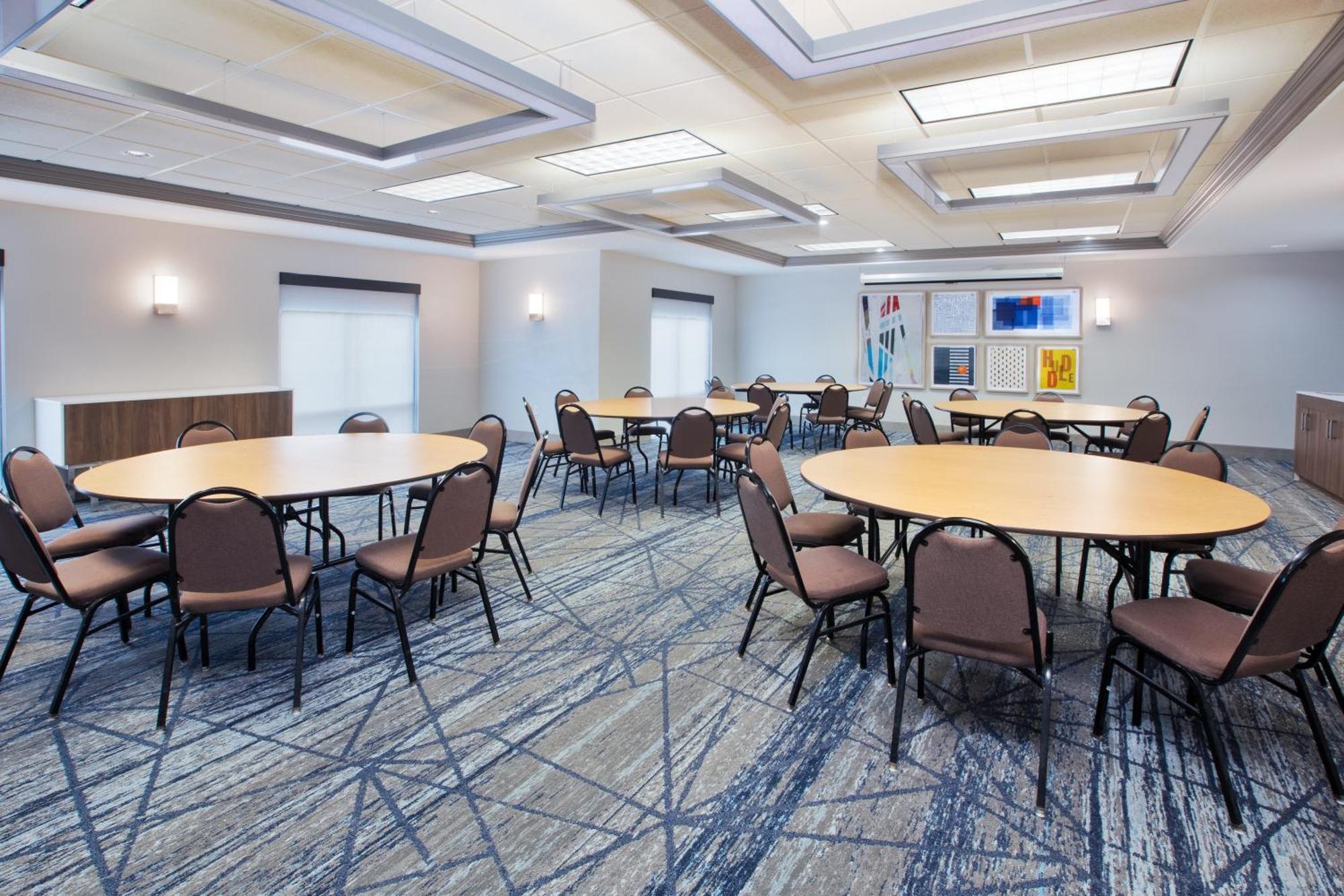 Holiday Inn Express & Suites Milwaukee Nw - Park Place By Ihg Zewnętrze zdjęcie