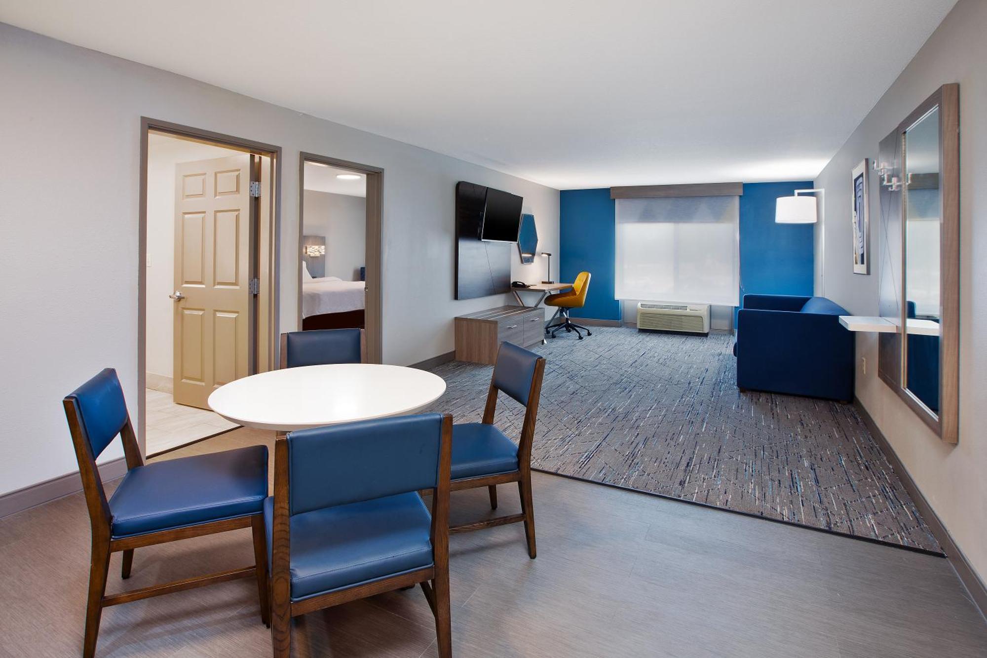 Holiday Inn Express & Suites Milwaukee Nw - Park Place By Ihg Zewnętrze zdjęcie