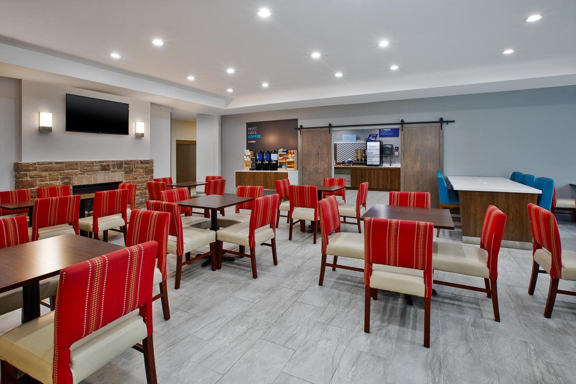 Holiday Inn Express & Suites Milwaukee Nw - Park Place By Ihg Zewnętrze zdjęcie