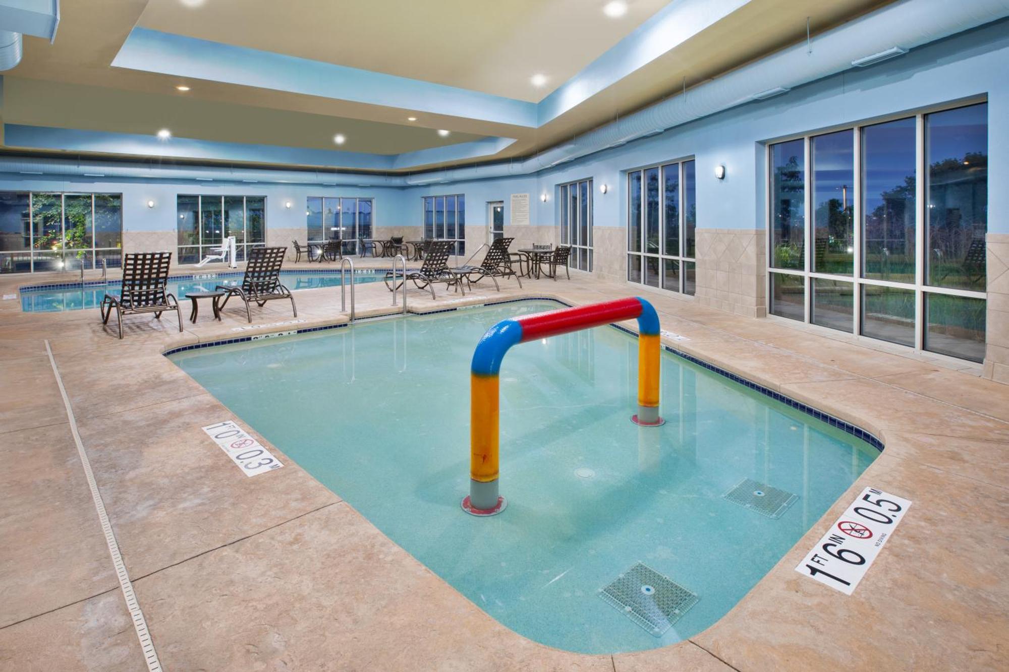 Holiday Inn Express & Suites Milwaukee Nw - Park Place By Ihg Zewnętrze zdjęcie