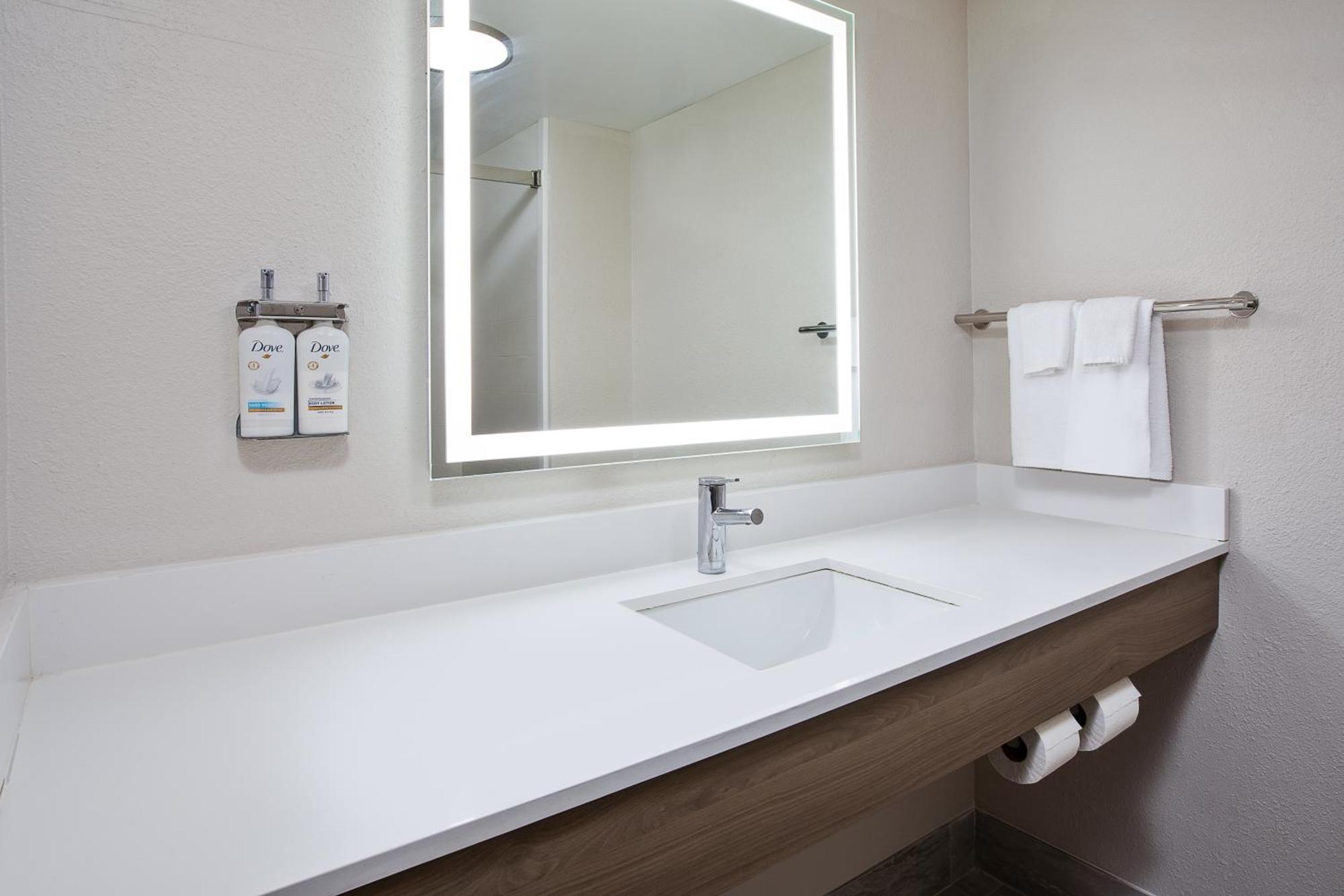 Holiday Inn Express & Suites Milwaukee Nw - Park Place By Ihg Zewnętrze zdjęcie