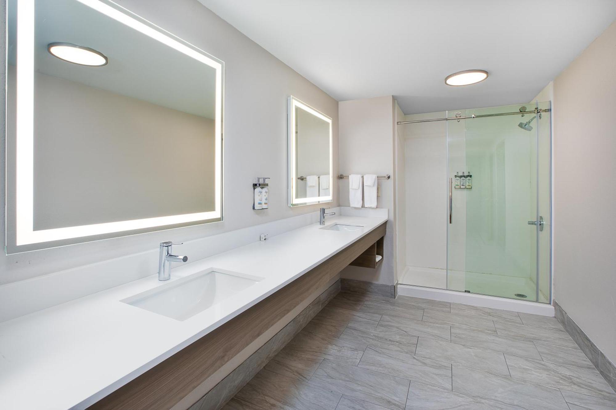 Holiday Inn Express & Suites Milwaukee Nw - Park Place By Ihg Zewnętrze zdjęcie