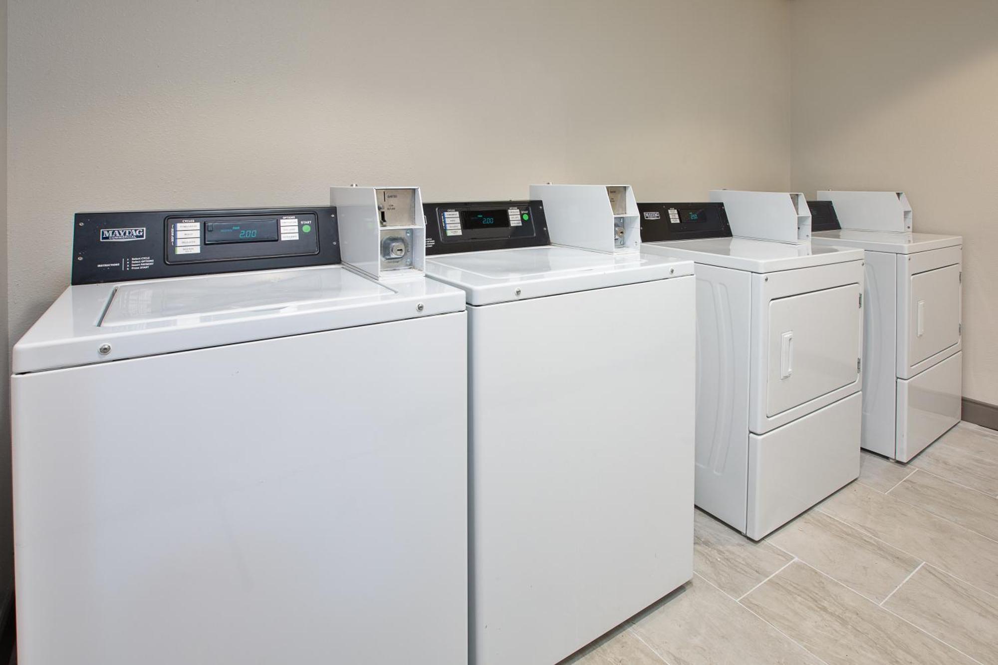 Holiday Inn Express & Suites Milwaukee Nw - Park Place By Ihg Zewnętrze zdjęcie