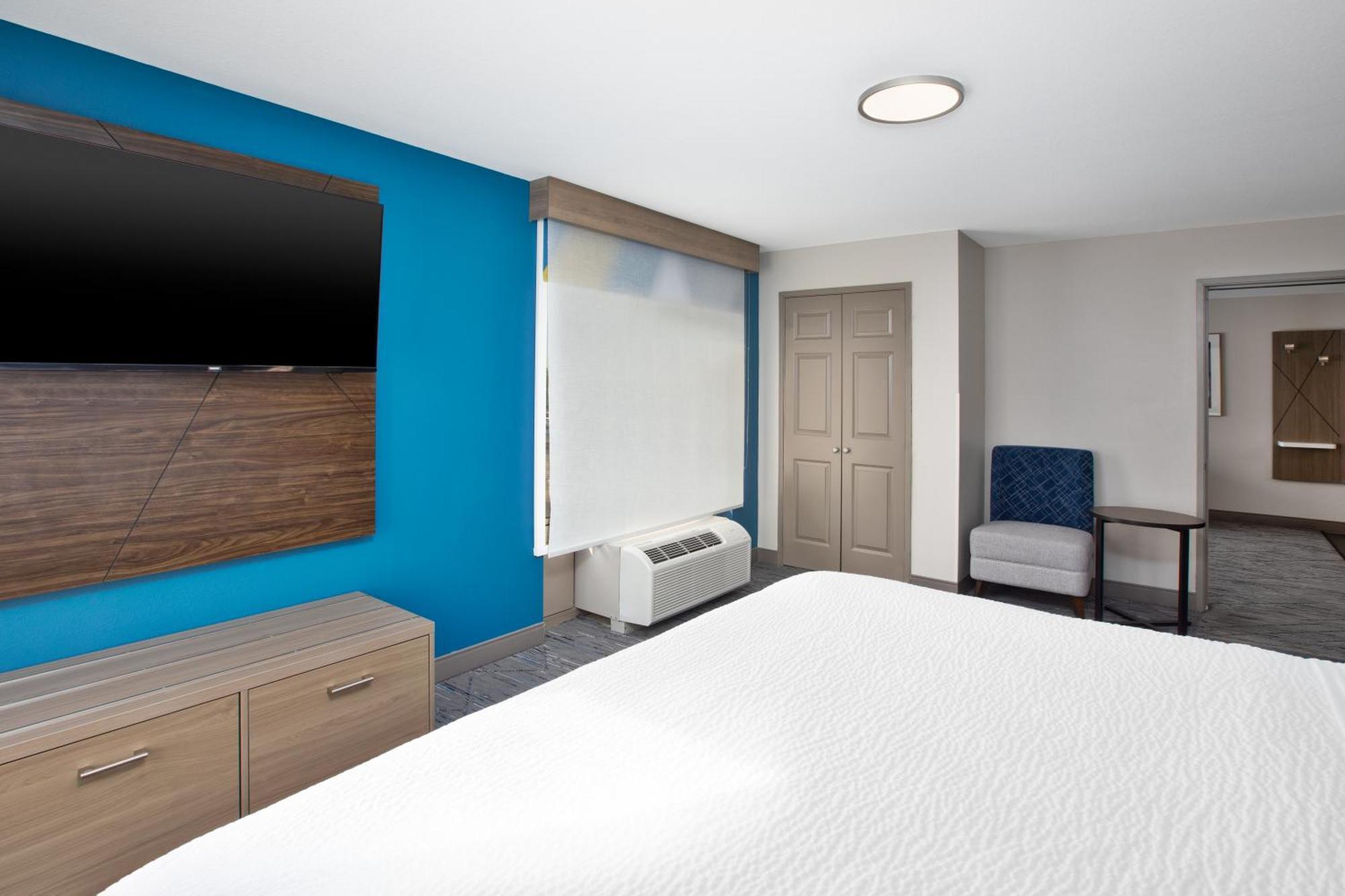 Holiday Inn Express & Suites Milwaukee Nw - Park Place By Ihg Zewnętrze zdjęcie