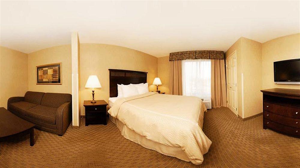 Holiday Inn Express & Suites Milwaukee Nw - Park Place By Ihg Zewnętrze zdjęcie