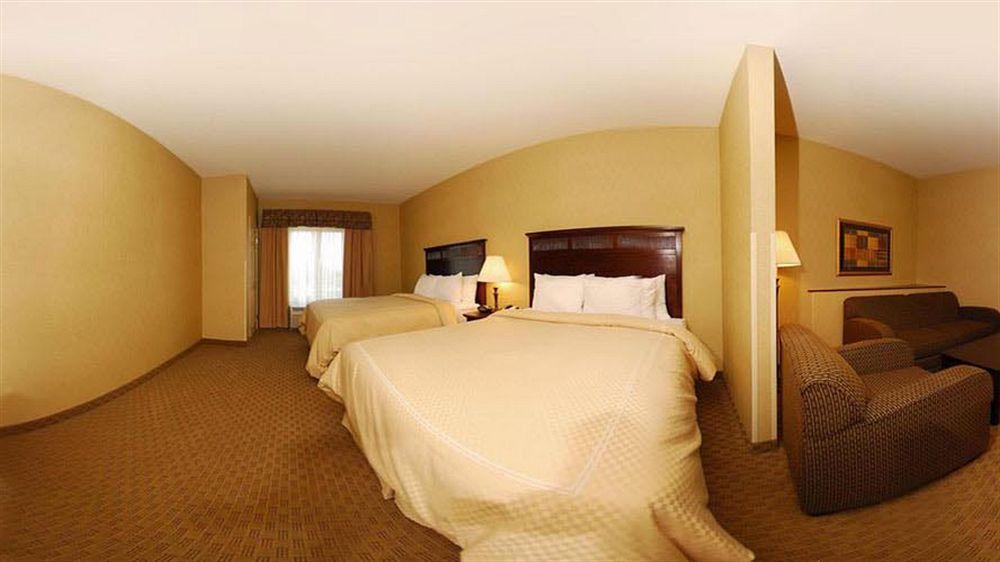 Holiday Inn Express & Suites Milwaukee Nw - Park Place By Ihg Zewnętrze zdjęcie