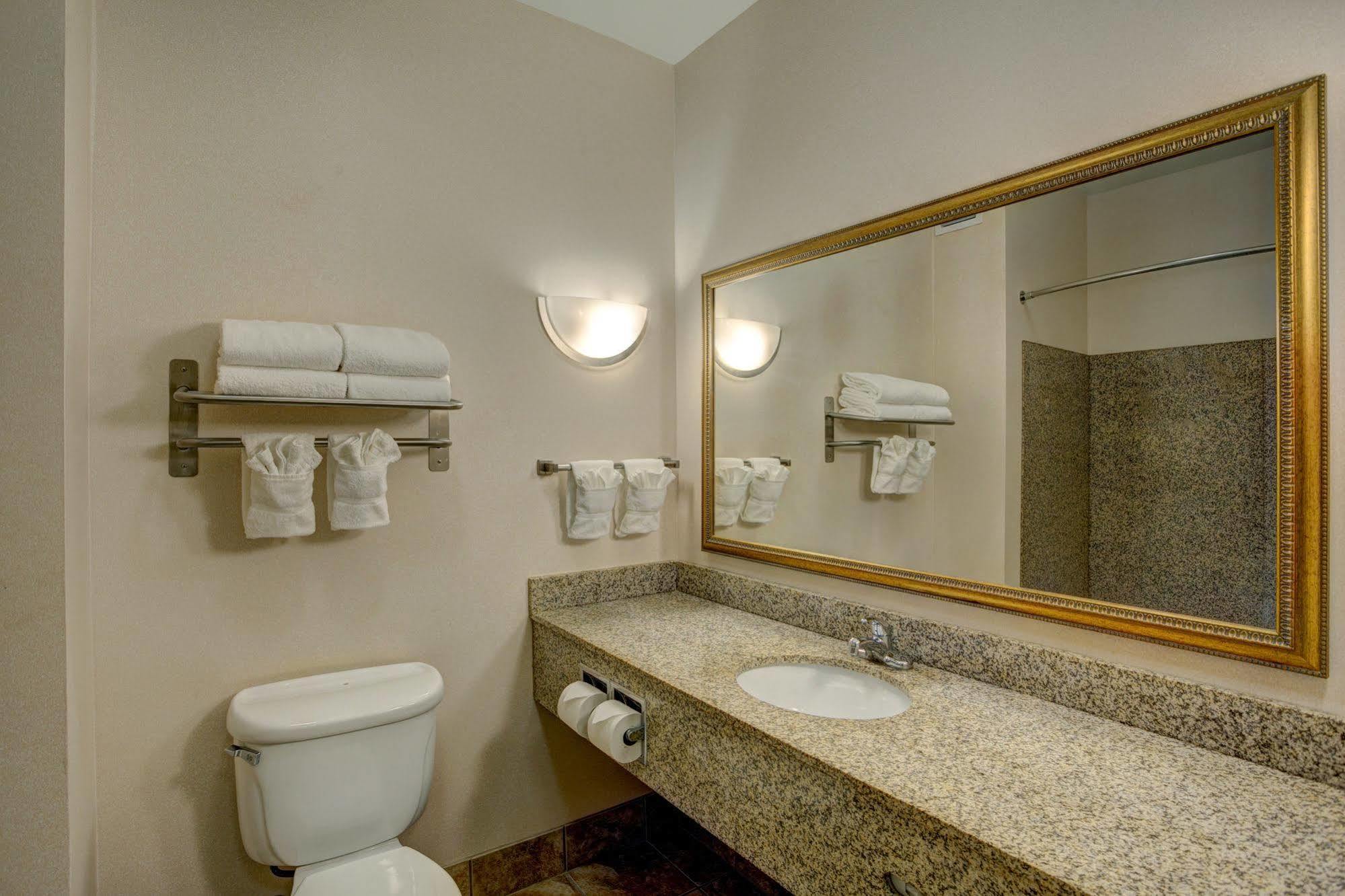 Holiday Inn Express & Suites Milwaukee Nw - Park Place By Ihg Zewnętrze zdjęcie