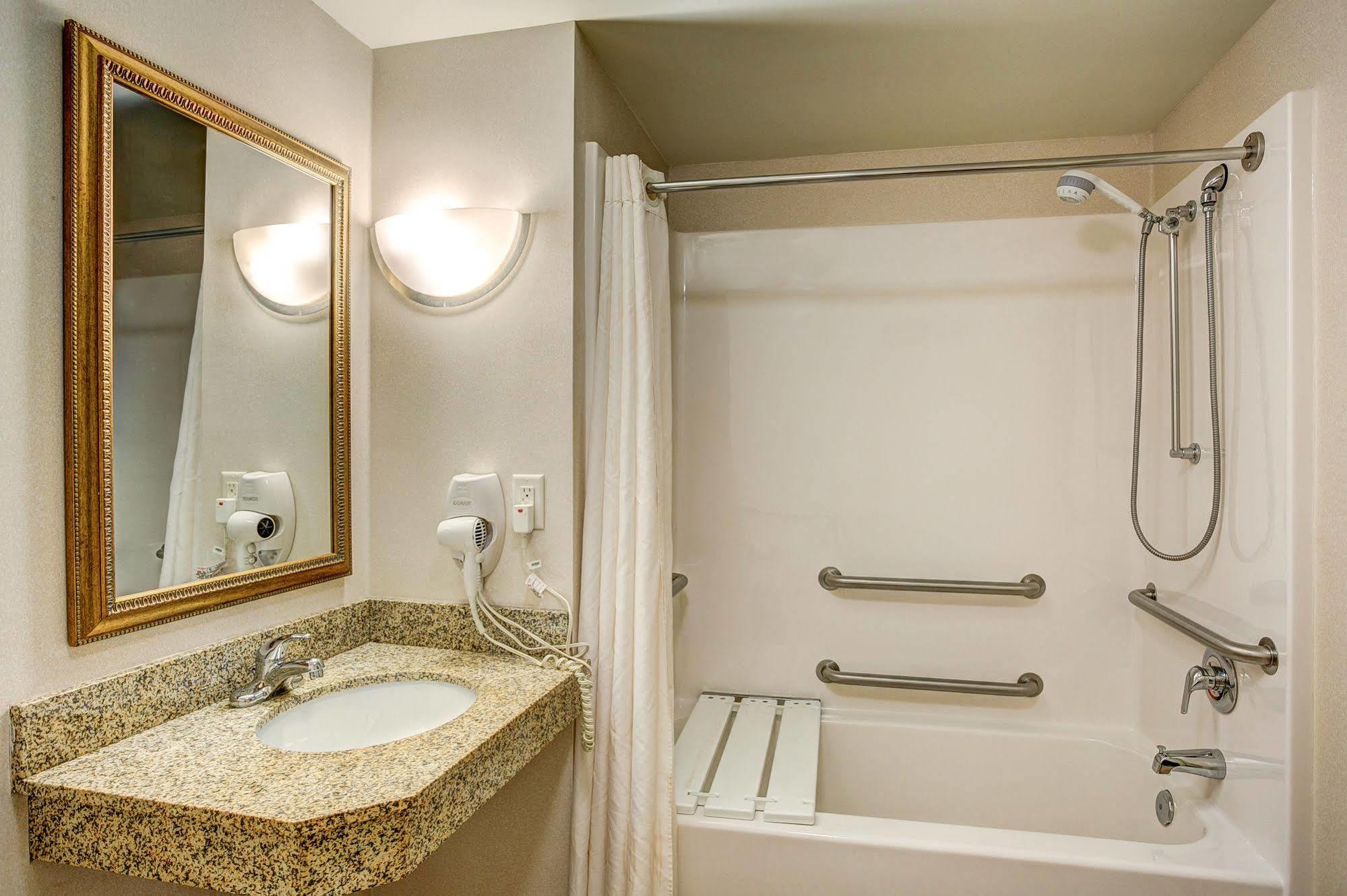 Holiday Inn Express & Suites Milwaukee Nw - Park Place By Ihg Zewnętrze zdjęcie